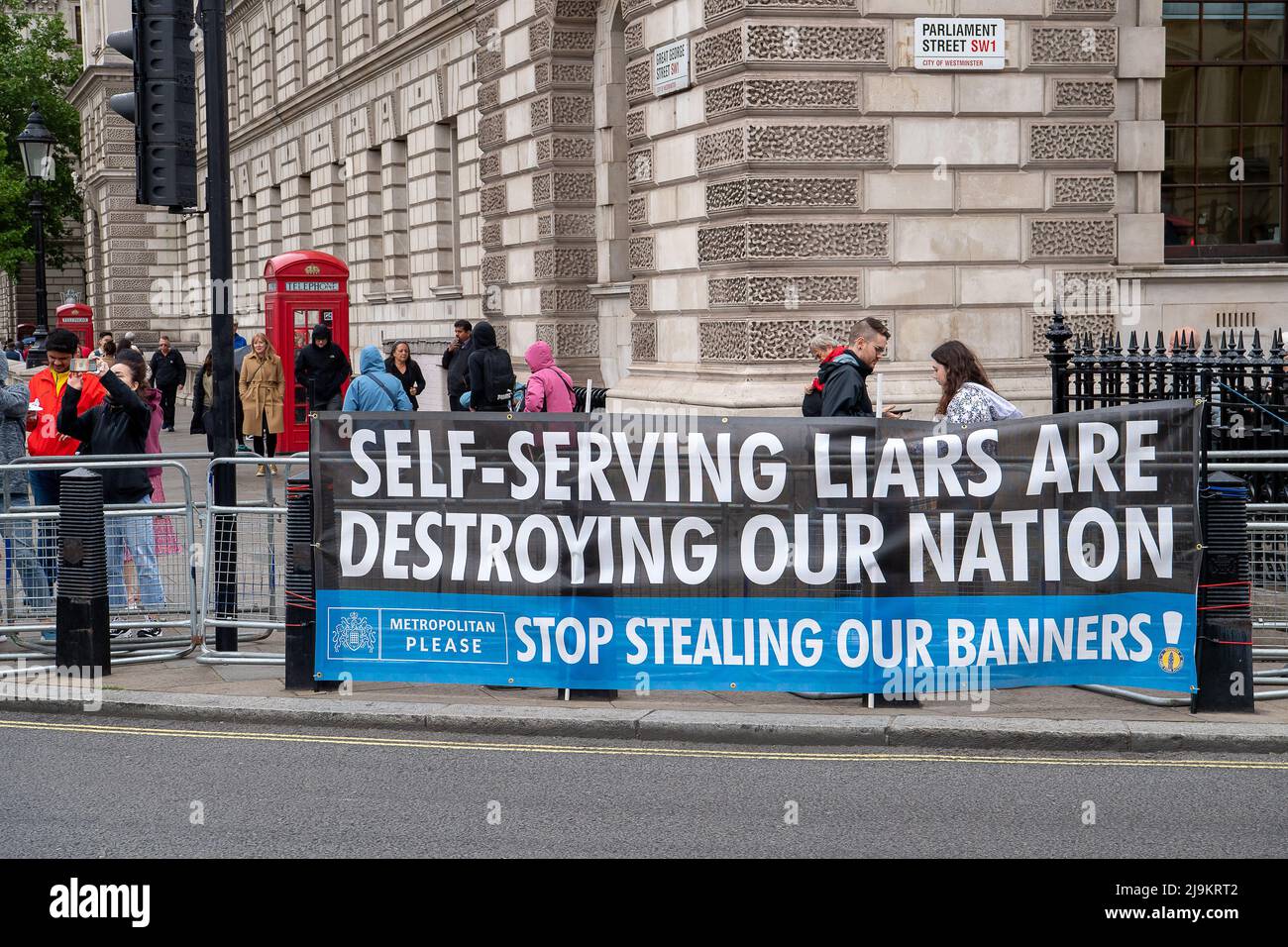 Westminster, London, Großbritannien. 11.. Mai 2022. Ein Protestbanner über selbstdienende Lügner, die unsere Nation zerstören und die Metropolitan Police bitten, damit aufzuhören, ihre Banner zu stehlen. Quelle: Maureen McLean/Alamy Stockfoto