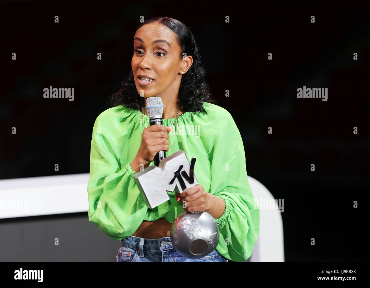 24. Mai 2022, Nordrhein-Westfalen, Düsseldorf: Hadnet Tesfai, TV-Moderator, kommt mit einer Trophäe der Europe Music Awards auf die Bühne. Der Musikkanal MTV wird in diesem Jahr die Europe Music Awards (EMA) in Düsseldorf vergeben. Die EMA-Trophäe wird am 13. November 2022 vom PSD Bank Dome in Düsseldorf ausgestrahlt. (An dpa/lnw: 'MTV vergibt Europa-Musikpreise in Düsseldorf') Foto: Oliver Berg/dpa Stockfoto