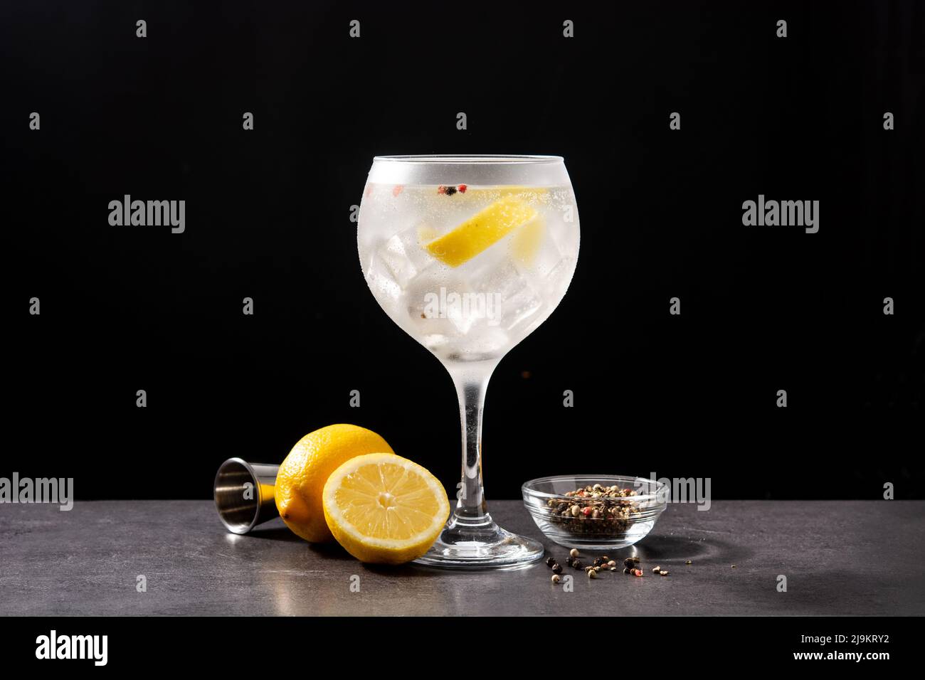 Gin Tonic Cocktail Drink in ein Glas auf schwarzem Hintergrund Stockfoto