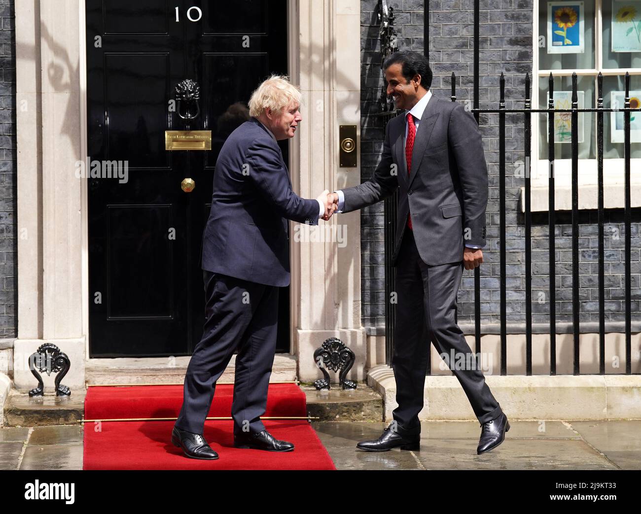 Premierminister Boris Johnson begrüßt den Emir von Katar, Sheikh Tamim bin Hamad Al Thani, vor ihrem Treffen in der Downing Street 10 in London. Bilddatum: Dienstag, 24. Mai 2022. Stockfoto