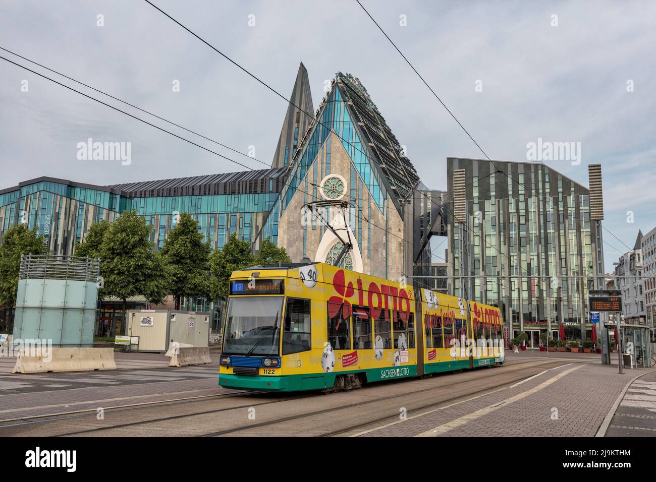 Die Straßenbahn fährt vor der Universitätskirche Paulinum und dem Teil des Neuen Augusteums des Universitätskomplexes Leipzig am Augustusplatz ab. Leipzig. Stockfoto