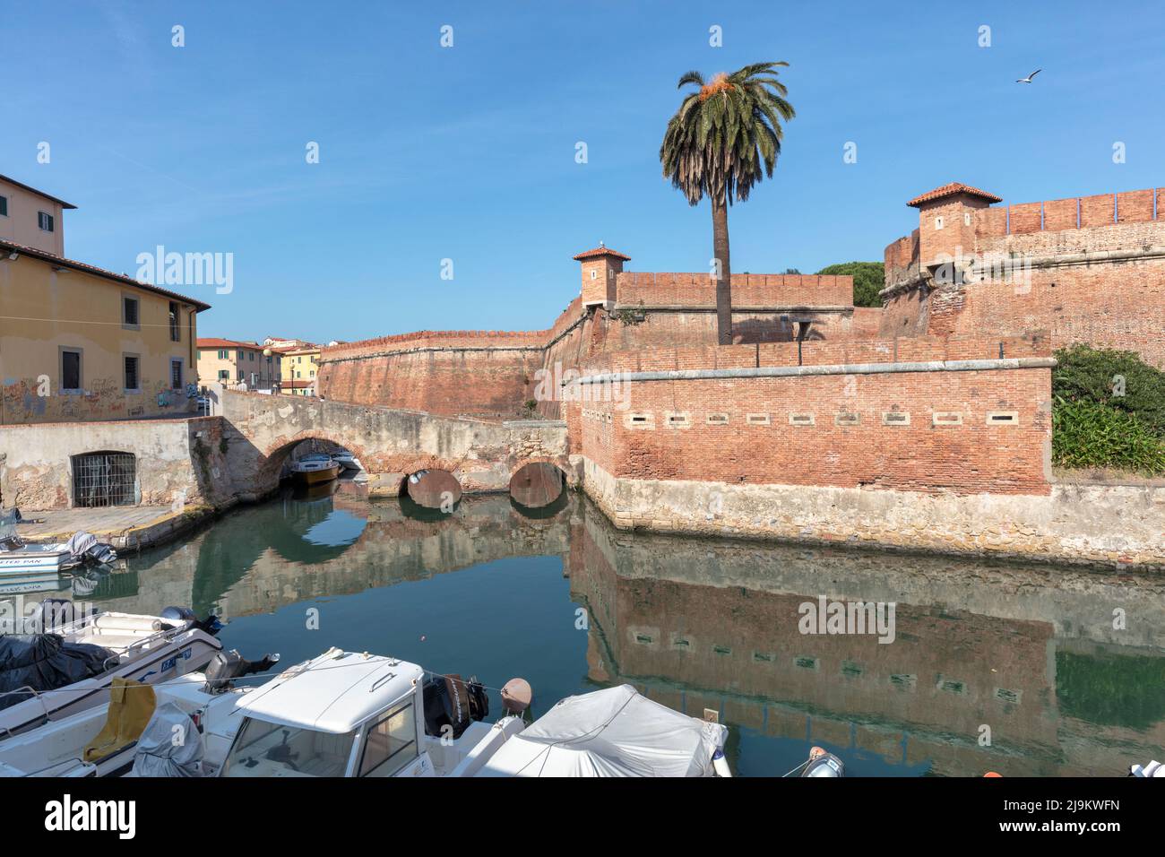 Fortezza Nuova, Festung im Jahr 1604 abgeschlossen, in Scali della Fortezza Nuova, umgeben von Booten in historischen Kanal, Livorno, Toskana, Italien Stockfoto