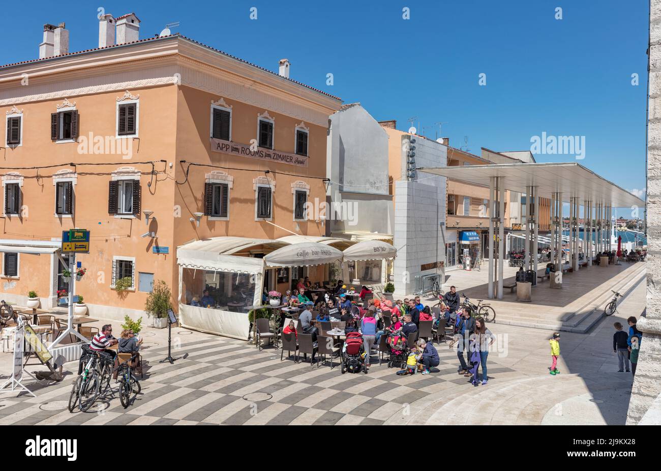 Die Leute im Restaurant-Café auf der Piazza Liberta heißen auch Trg Slobode in Umag, Kroatien Stockfoto