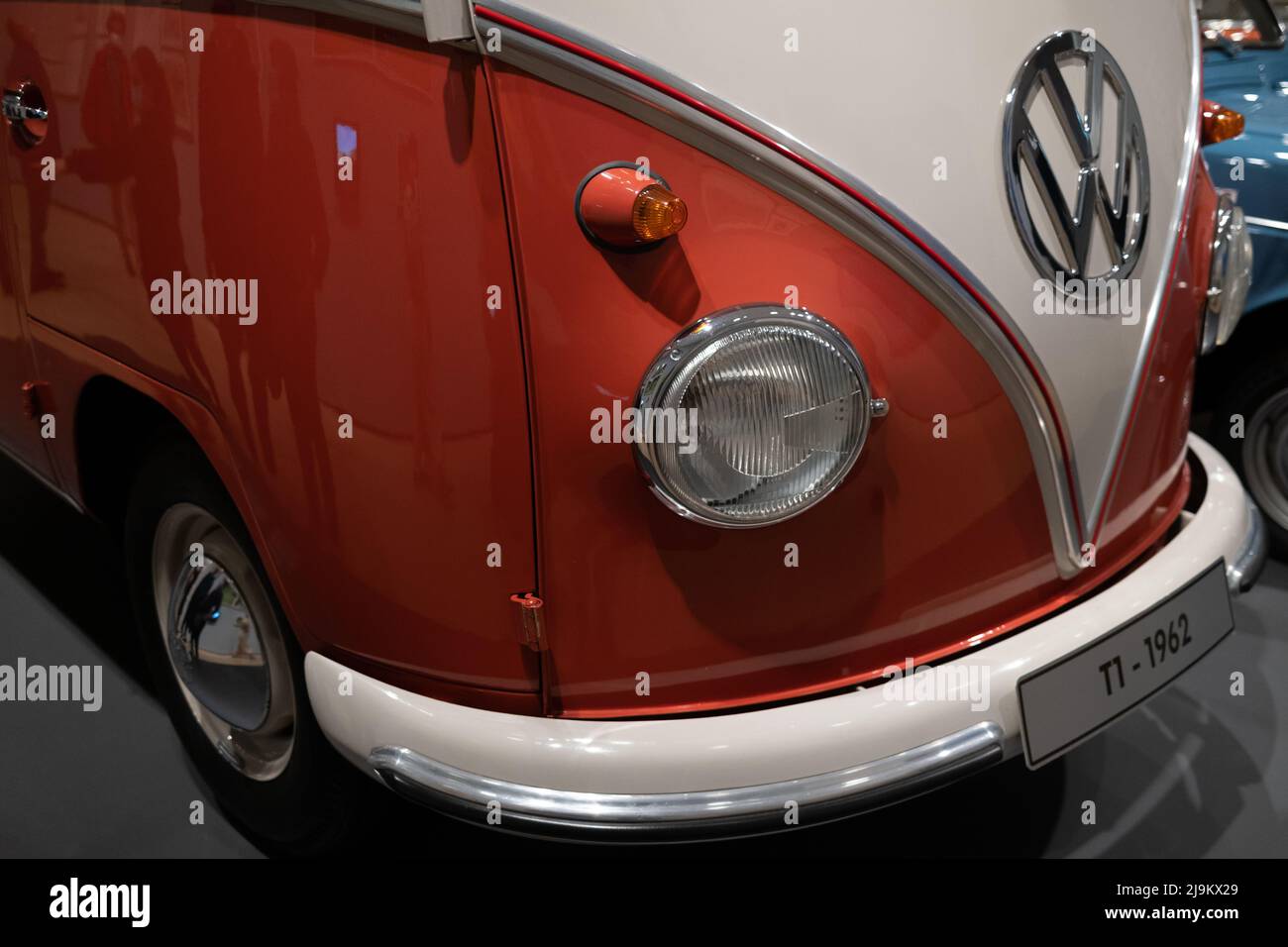 VW Campervan, Motion. Autos, Kunst, Architektur. Guggenheim Museum. April 2022 Stockfoto