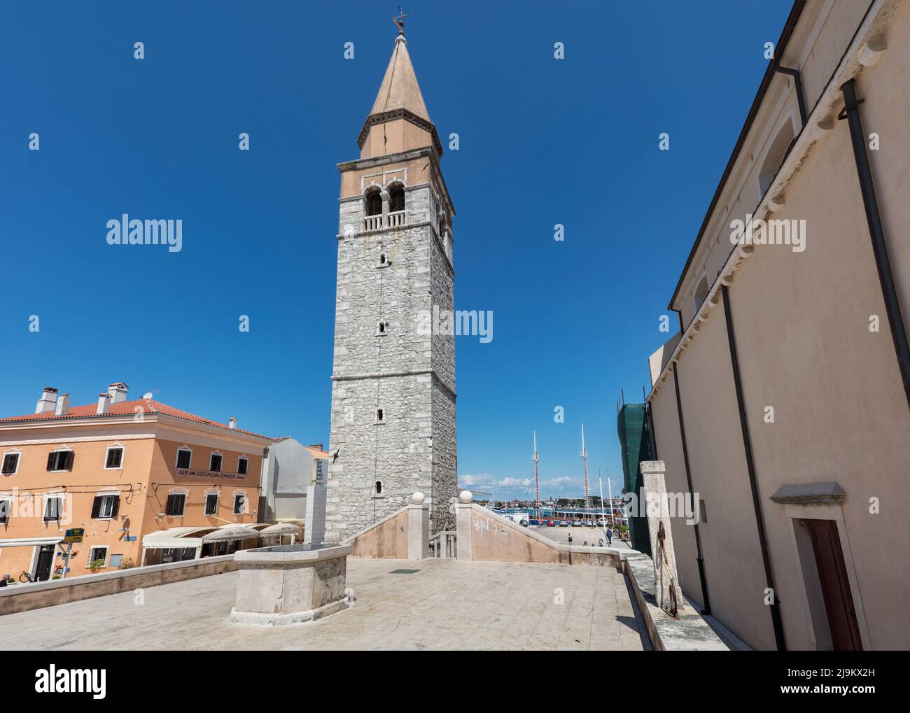 Die Kirche der Himmelfahrt der Heiligen Jungfrau Maria in Trg Slobode heißt auch Piazza Liberta, Umag Kroatien Stockfoto