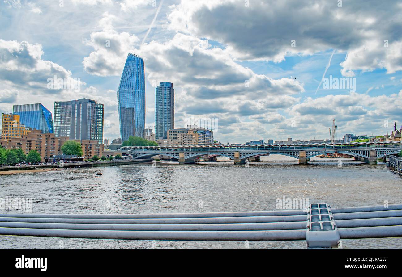 Blick von der Millenium Bridge London auf die glänzenden Tower Blocks im Mai Stockfoto