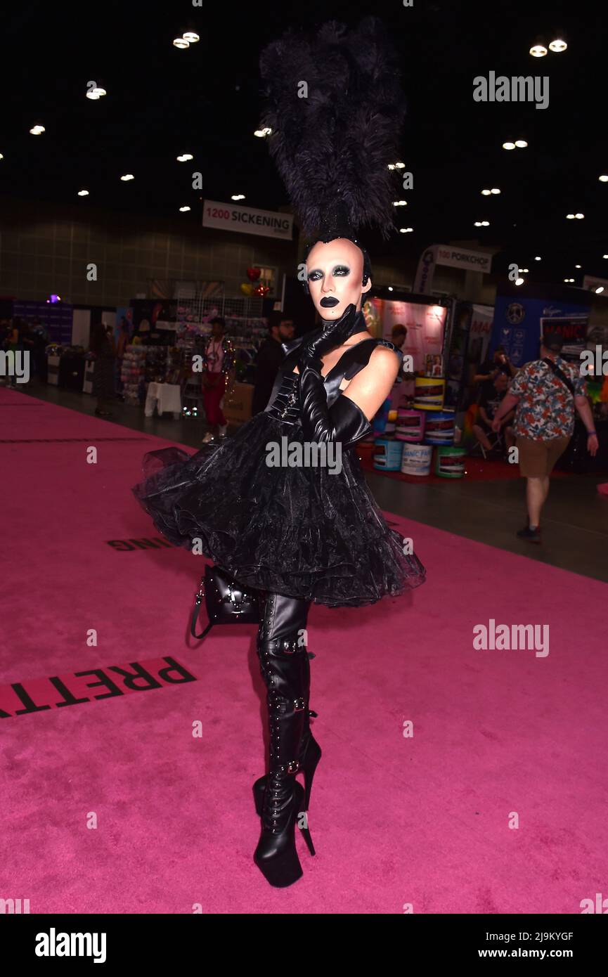 Teilnehmer an der Rupaul DragCon 2022, Tag 2, die am Samstag, 14. Mai 2022, im LA Convention Center in Los Angeles, Kalifornien, stattfand. Foto von Jeffrey Stockfoto