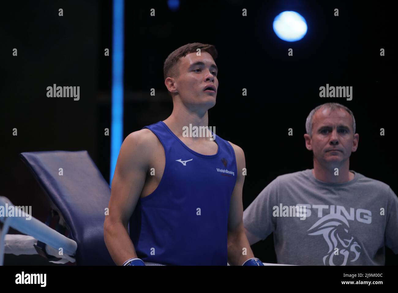 Yerevan, Armenien, am 23. 2022. Mai bereitet sich Garan Croft aus Wales (Blau) auf den Wettkampf gegen Adam Messibah aus der Schweiz (Rot), Light Middleweight (67-71kg), Runde 32, EUBC Elite European Men’s Boxing Championships 2022, Hrach Khachatryan/ Alamy Live News vor Stockfoto