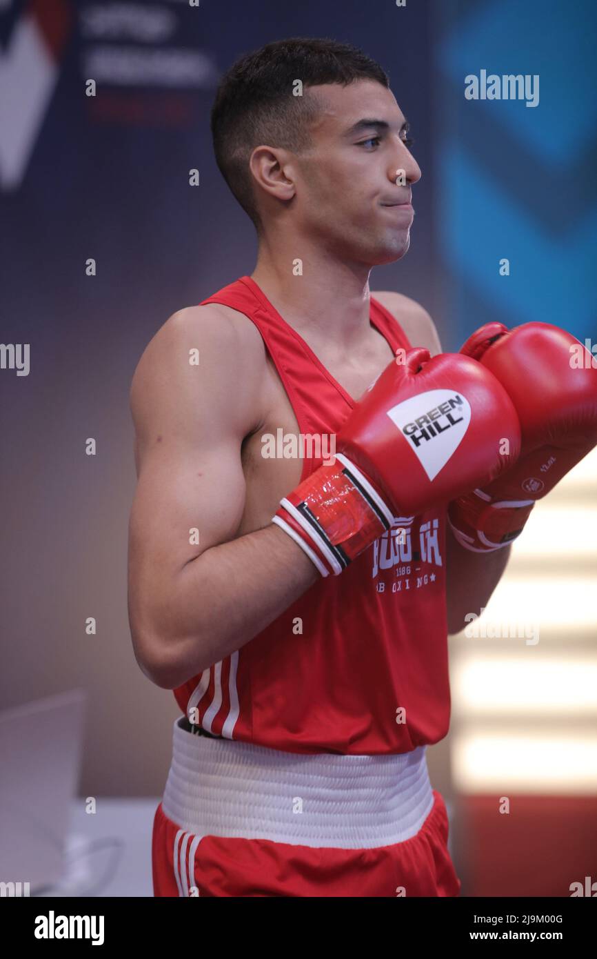 Jerewan, Armenien, am 23. 2022. Mai bereitet sich Adam Messibah aus der Schweiz (Rot) auf den Wettkampf gegen Garan Croft aus Wales (Blau), Light Middleweight (67-71kg), Runde 32, EUBC Elite European Men’s Boxing Championships 2022, Hrach Khachatryan/ Alamy Live News vor Stockfoto