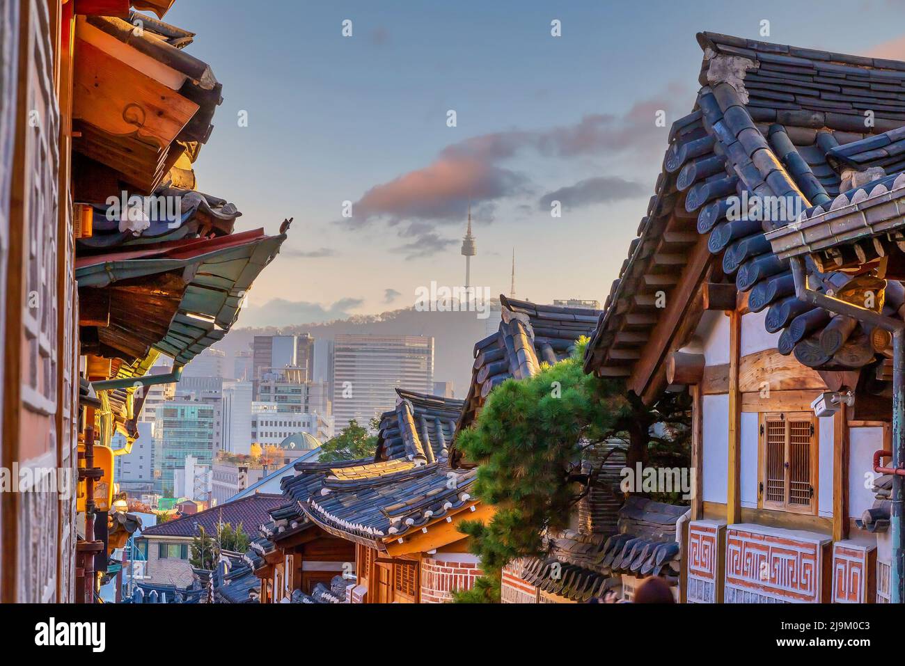 Bukchon Hanok Village in Seoul Südkorea bei Sunrise Stockfoto