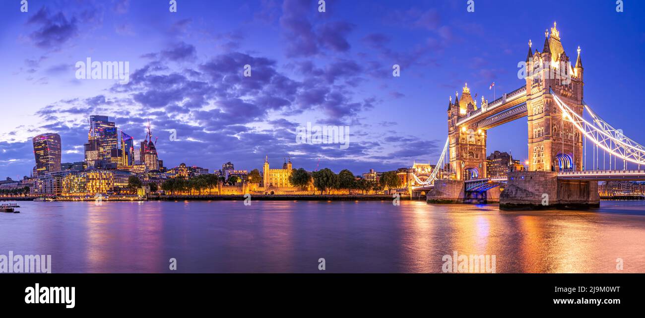 Panoramablick auf die Skyline von london nach Sonnenuntergang Stockfoto