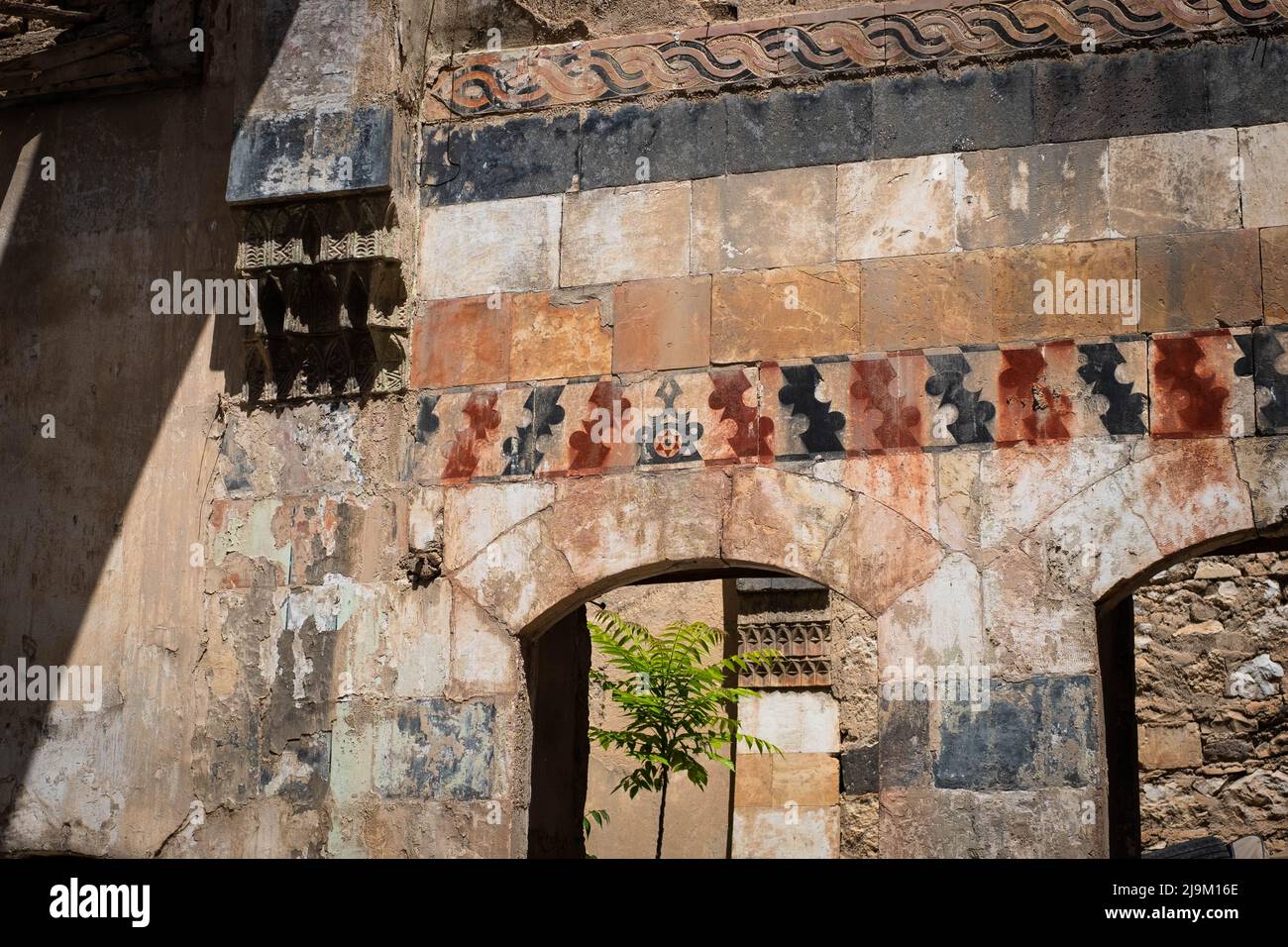 Alte Gebäudedekoration in orientalischer Hausruine - historisches Interieur Stockfoto