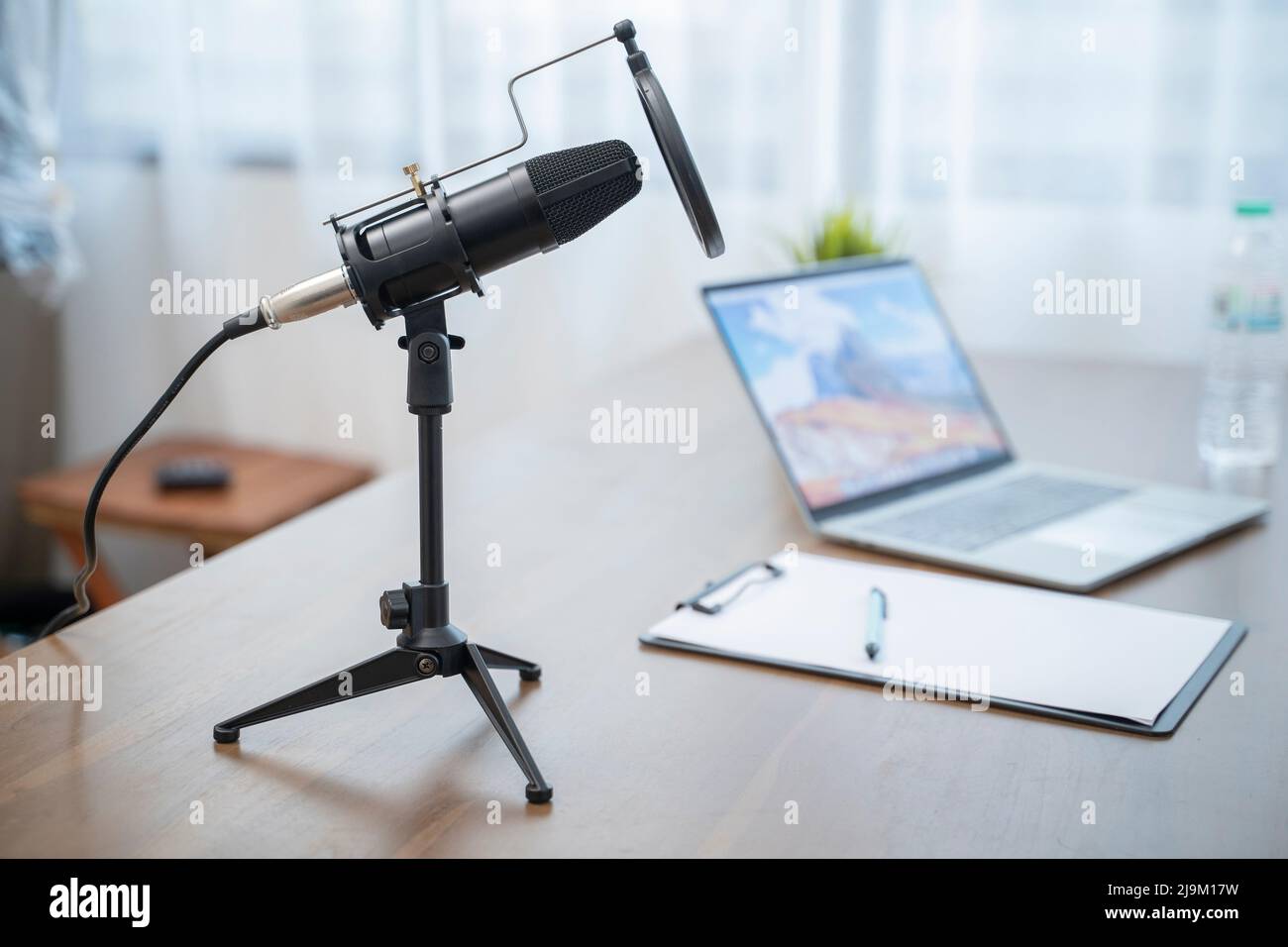 Verwenden des Kondensatormikrofons für die Podcast-Erstellung, Nahaufnahme. Stockfoto
