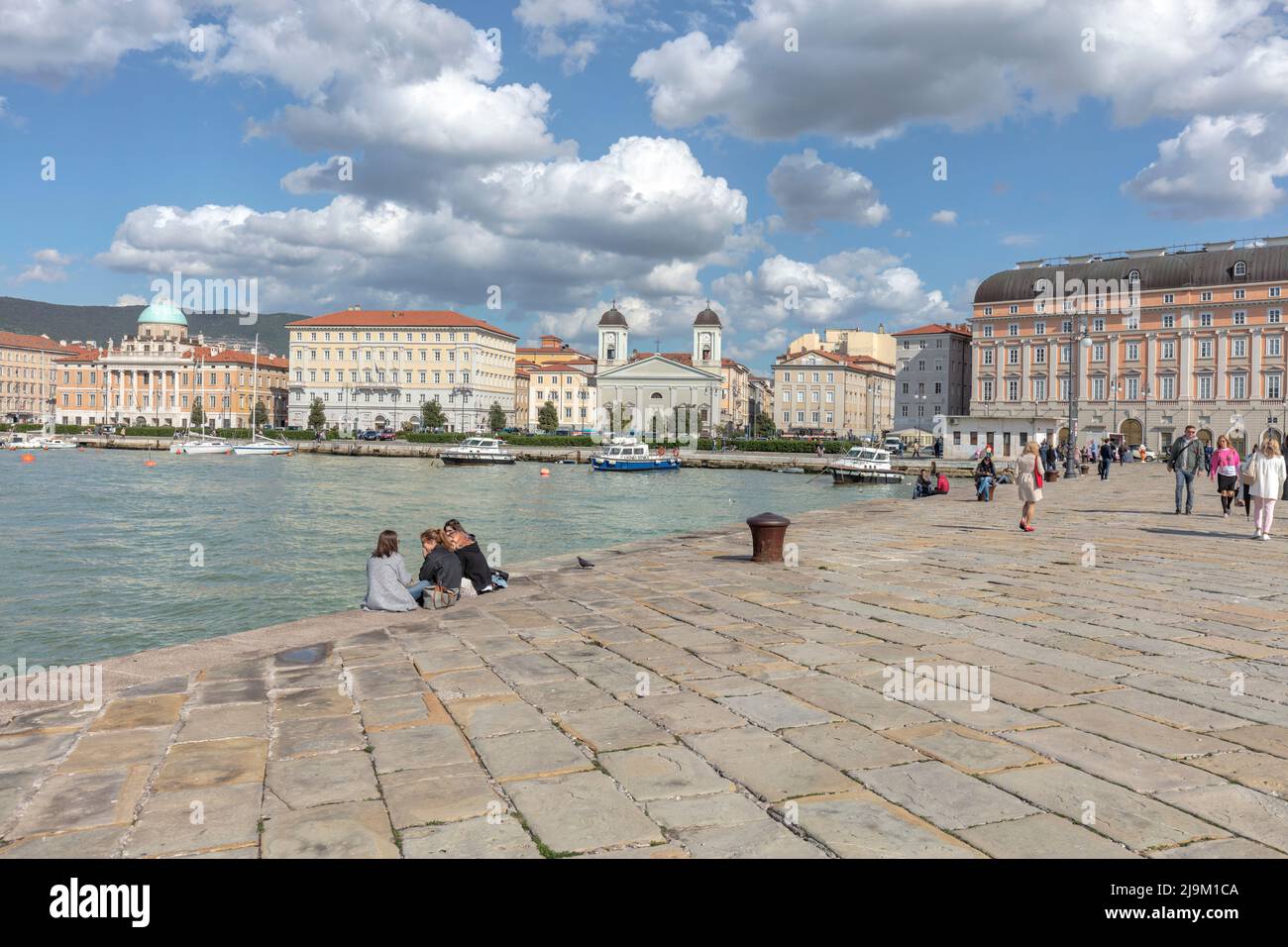 Molo Audace - ein 200m Stein Pier in aquamarinem Adriatischen Meer, Golf von Triest, Hafen direkt am Meer Triest, Italien Stockfoto