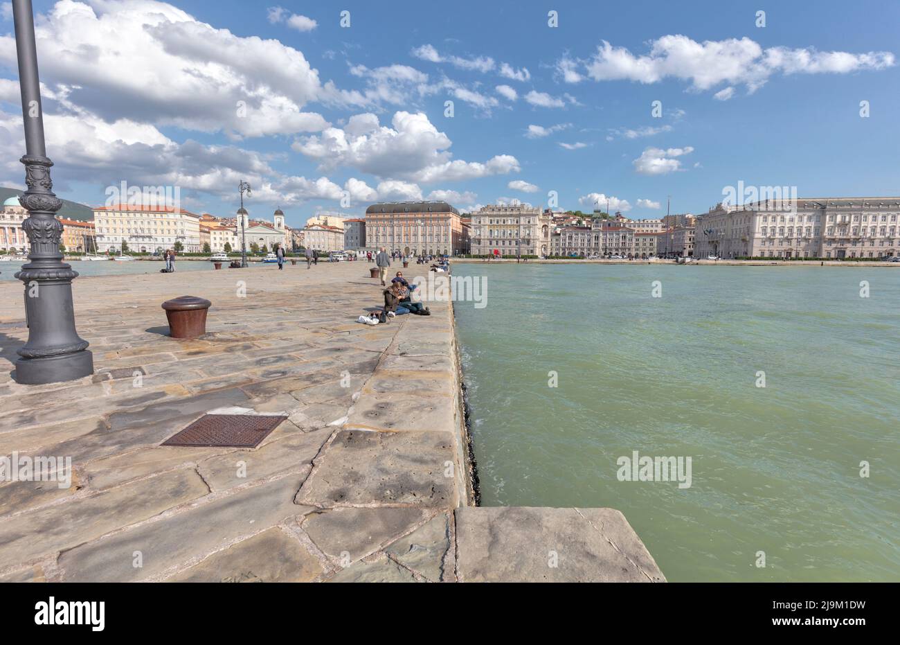 Molo Audace - ein 200m Stein Pier in aquamarinem Adriatischen Meer, Golf von Triest, Hafen direkt am Meer Triest, Italien Stockfoto