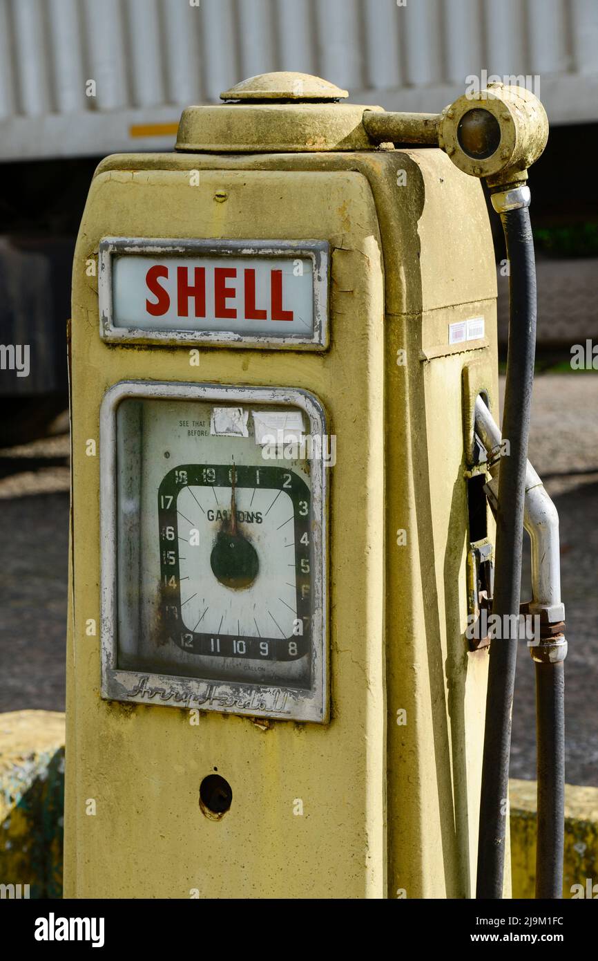 KENIA, Kangaita, alte Shell-Benzinpumpe / KENIA, Kangaita, Tankstelle, alte Shell Zapfsäule Stockfoto