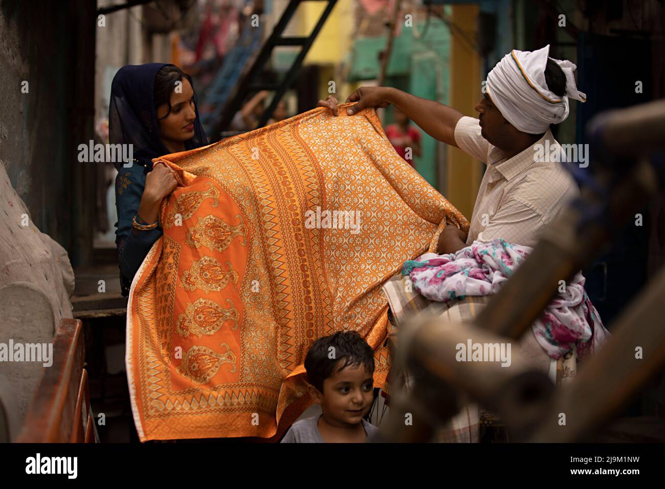 Straßenverkäufer, der Saree an eine Frau verkauft Stockfoto