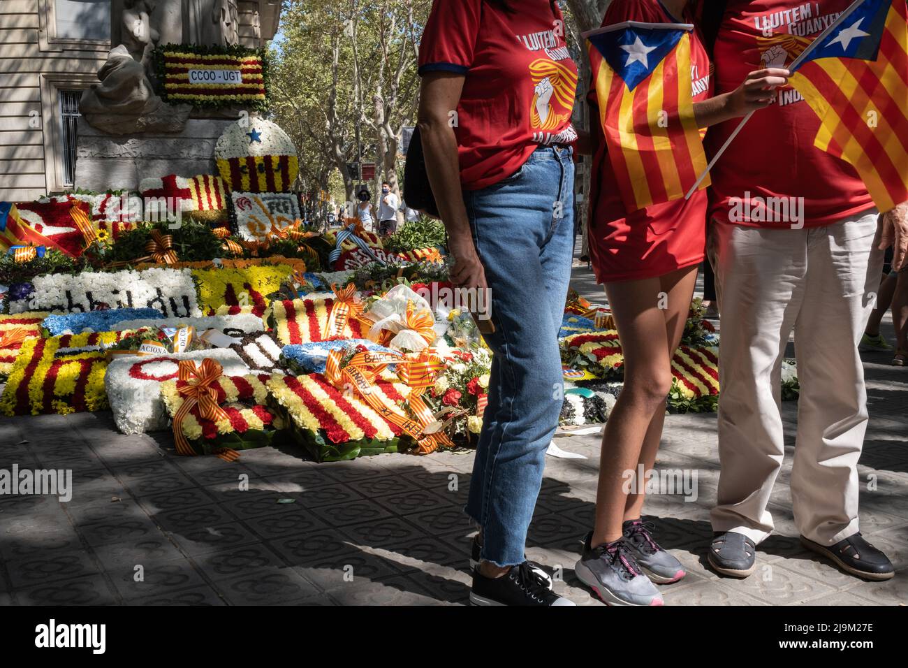 Barcelona, Katalonien, Spanien. 11.. September: Nationalfeiertag Kataloniens. Nicht erkennbare Menschen posieren vor den Blumenopfern. Stockfoto