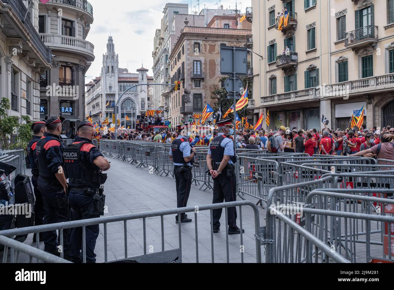 Barcelona, Katalonien, Spanien 09-11-2021: Nationaler Tag Kataloniens, besser bekannt als Diada. Polizeibeamte bewachen den Zugang zum Polizeihauptquartier Stockfoto