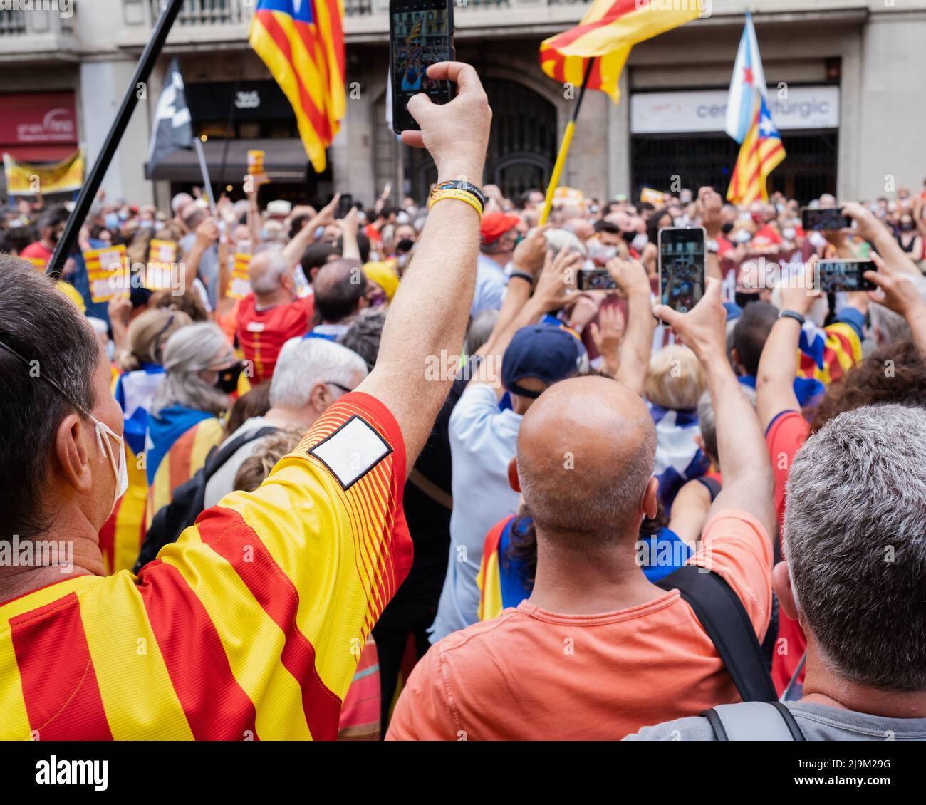 Barcelona, Katalonien, Spanien 09-11-2021: Nationaler Tag Kataloniens, besser bekannt als Diada. Menschen, die während der Veranstaltung Fotos machen. Stockfoto