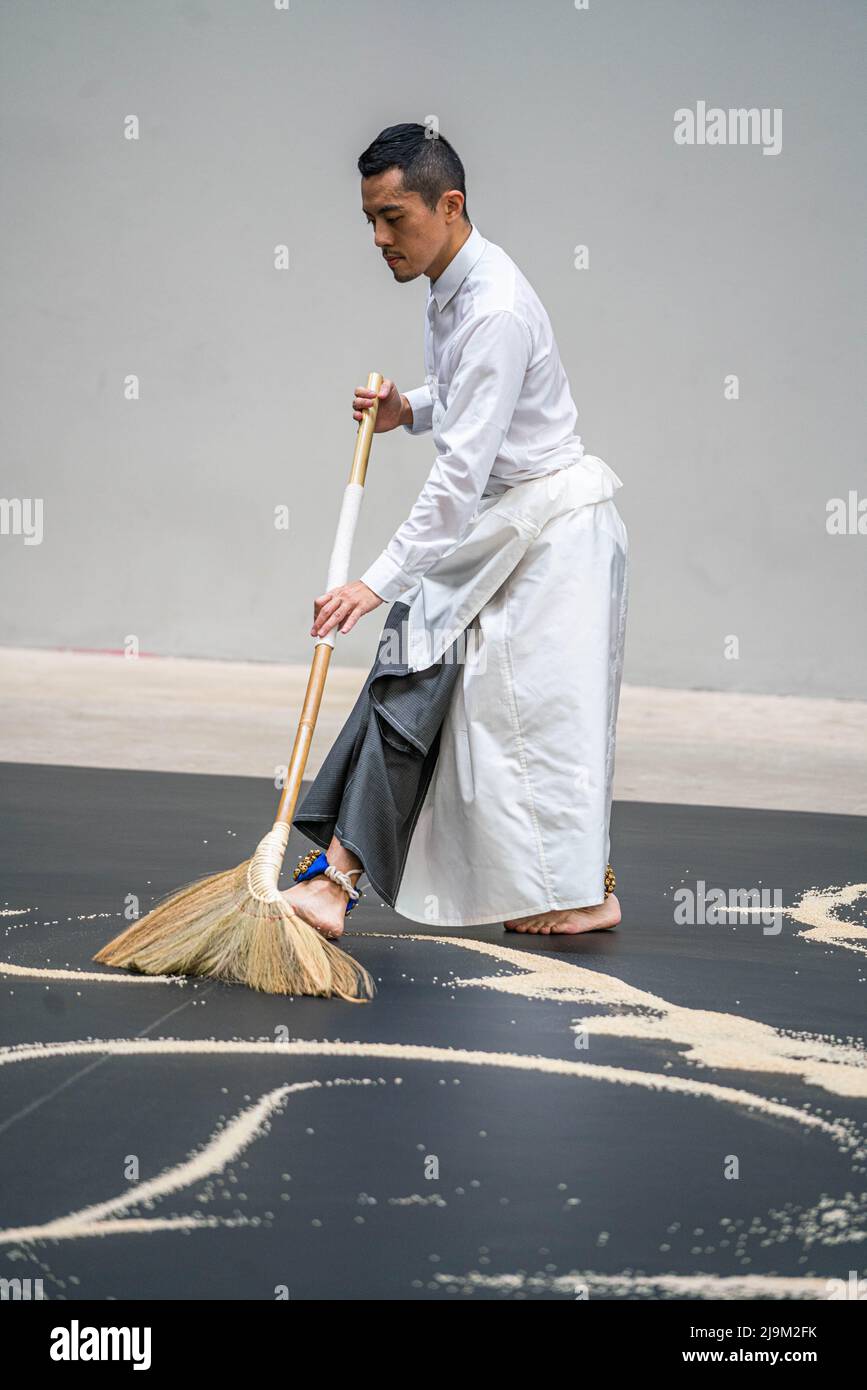 London, 24. Mai 2022. Eine Live-Performance in der Turbine Hall in der Tate Modern vom gefeierten Künstler Lee Mingwei mit dem Titel „Unser Labyrinth“, inspiriert durch den Besuch von Tempeln in Myanmar. Zwei Tänzer mit Glocken an ihren Knöcheln verwandeln den einfachen Akt des Fegefens in eine kontemplative, gestische Performance, die sich langsam bewegt, während sie Reiskörner in Muster fegen. Unser Labyrinth läuft vom 26. Mai -15. Juni. Kredit. amer Ghazzal/Alamy Live Nachrichten Stockfoto