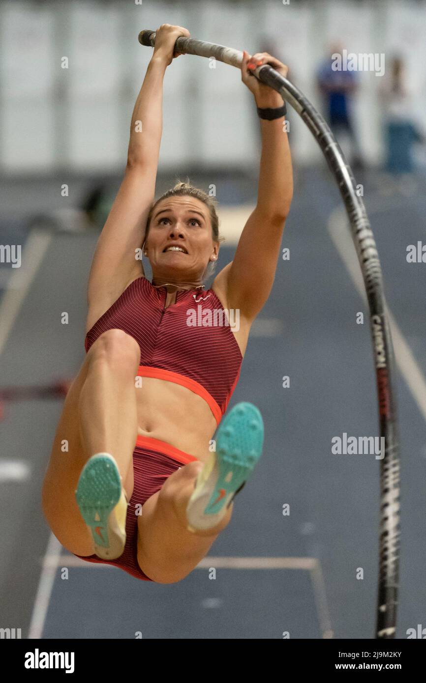 (Windsor, Kanada ---21. Mai 2022) Alysha Newman tritt im Elite-Stabhochsprung beim Johnny Loaring Invitational Classic Track and Field Meet A 2022 an Stockfoto