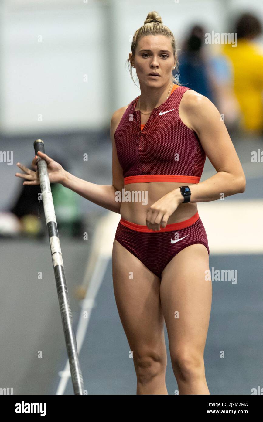 (Windsor, Kanada ---21. Mai 2022) Alysha Newman tritt im Elite-Stabhochsprung beim Johnny Loaring Invitational Classic Track and Field Meet A 2022 an Stockfoto