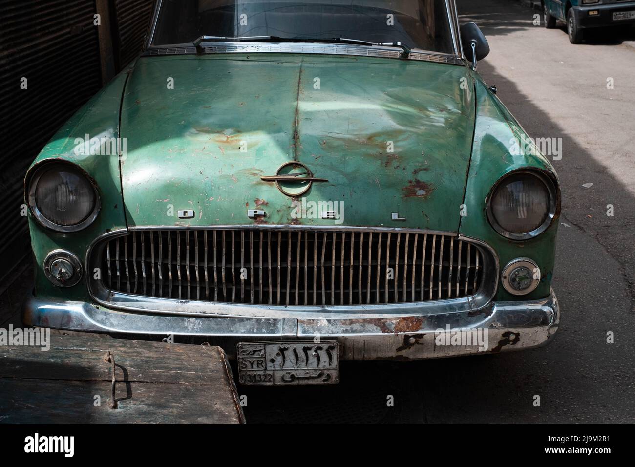 Damaskus, Syrien - Mai 2022: Oldtimer oder Oldtimer (Opel) im Vintage-Zustand auf der Straße Stockfoto