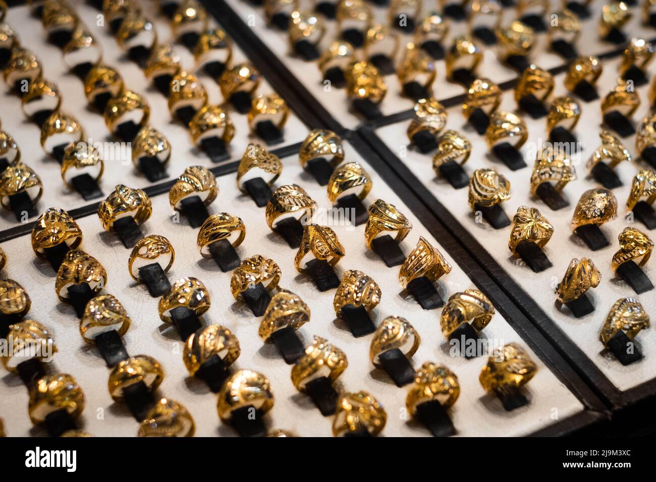 Viele goldene Ringe in der Ausstellung des Juwelierladens Stockfoto