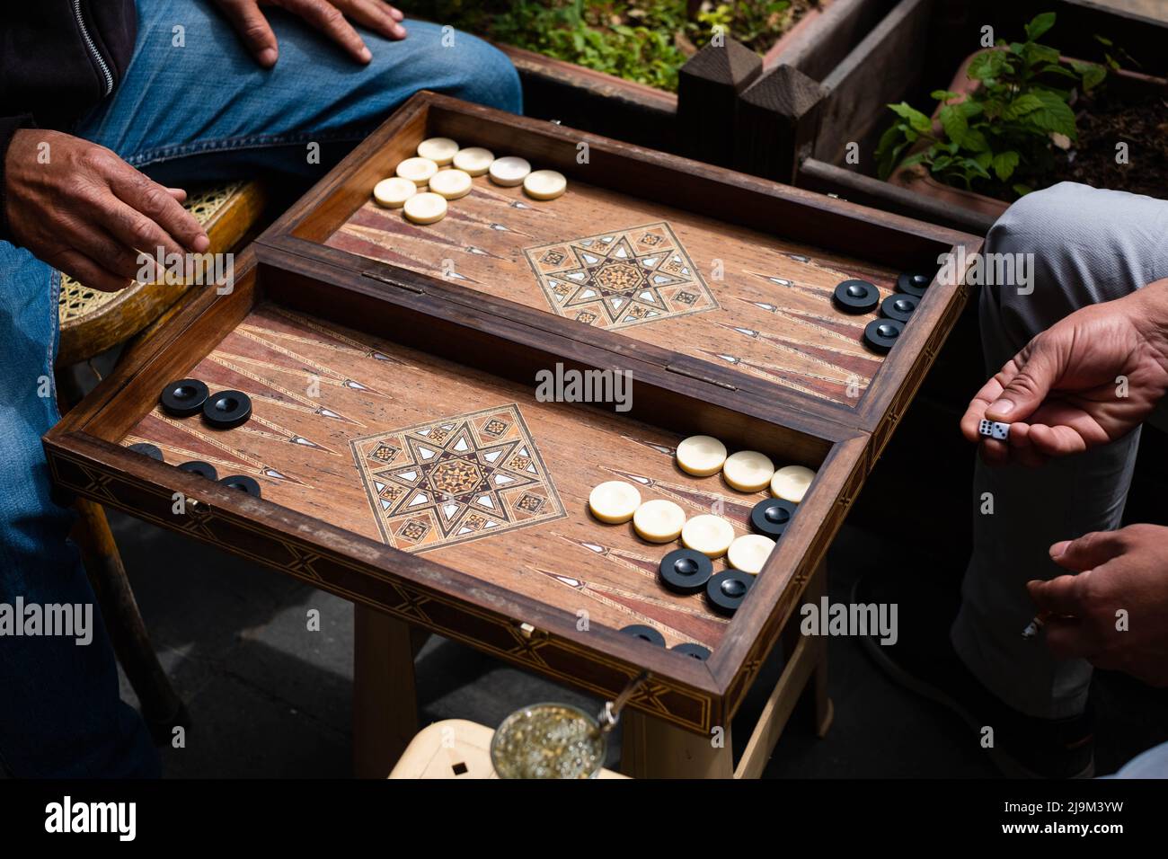 Backgammon, zwei Männer spielen Backgammon Stockfoto