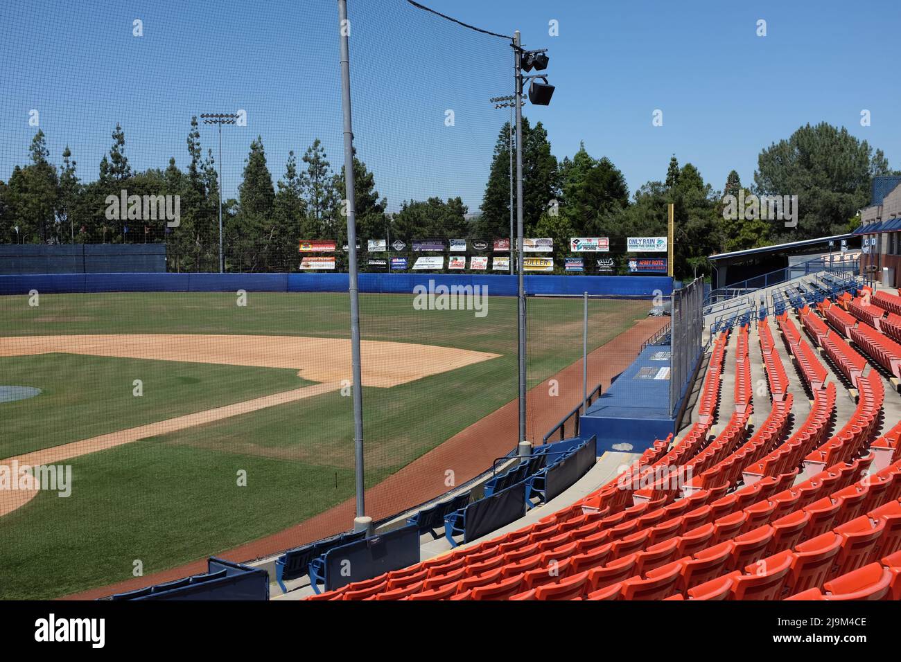 FULLERTON CALIFORNIA - 22. MAI 2020: Goodwin Field Seating, erste Basisseite, auf dem Campus der California State University Fullerton, CSUF. Stockfoto