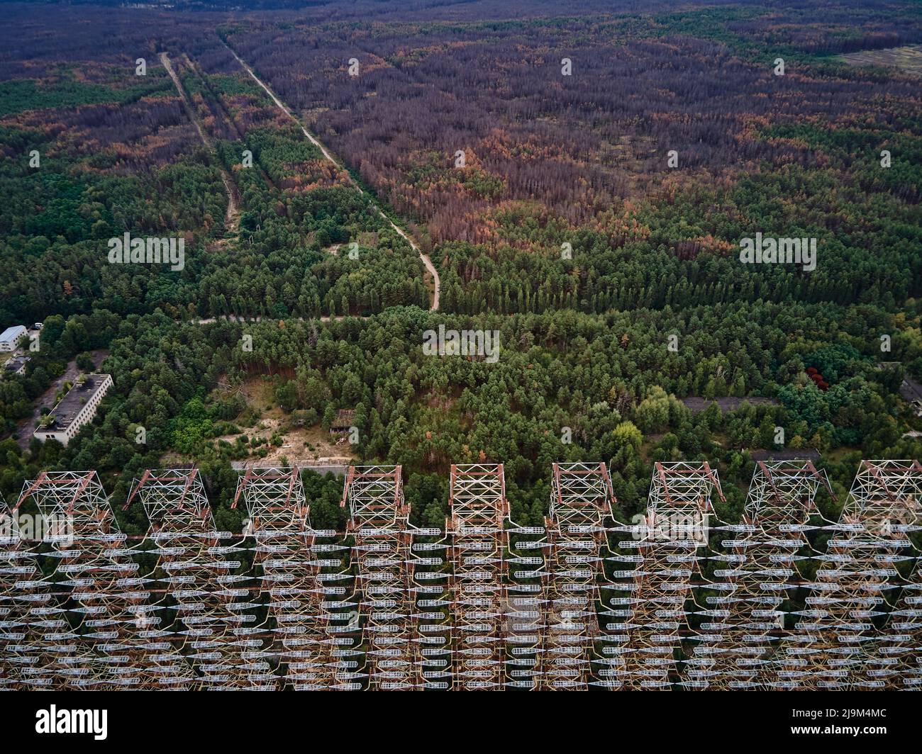 Luftaufnahme der ehemaligen Überreste des Duga-Radarsystems in einer verlassenen Militärbasis in der Tschernobyl-Ausschlusszone, Ukraine Stockfoto