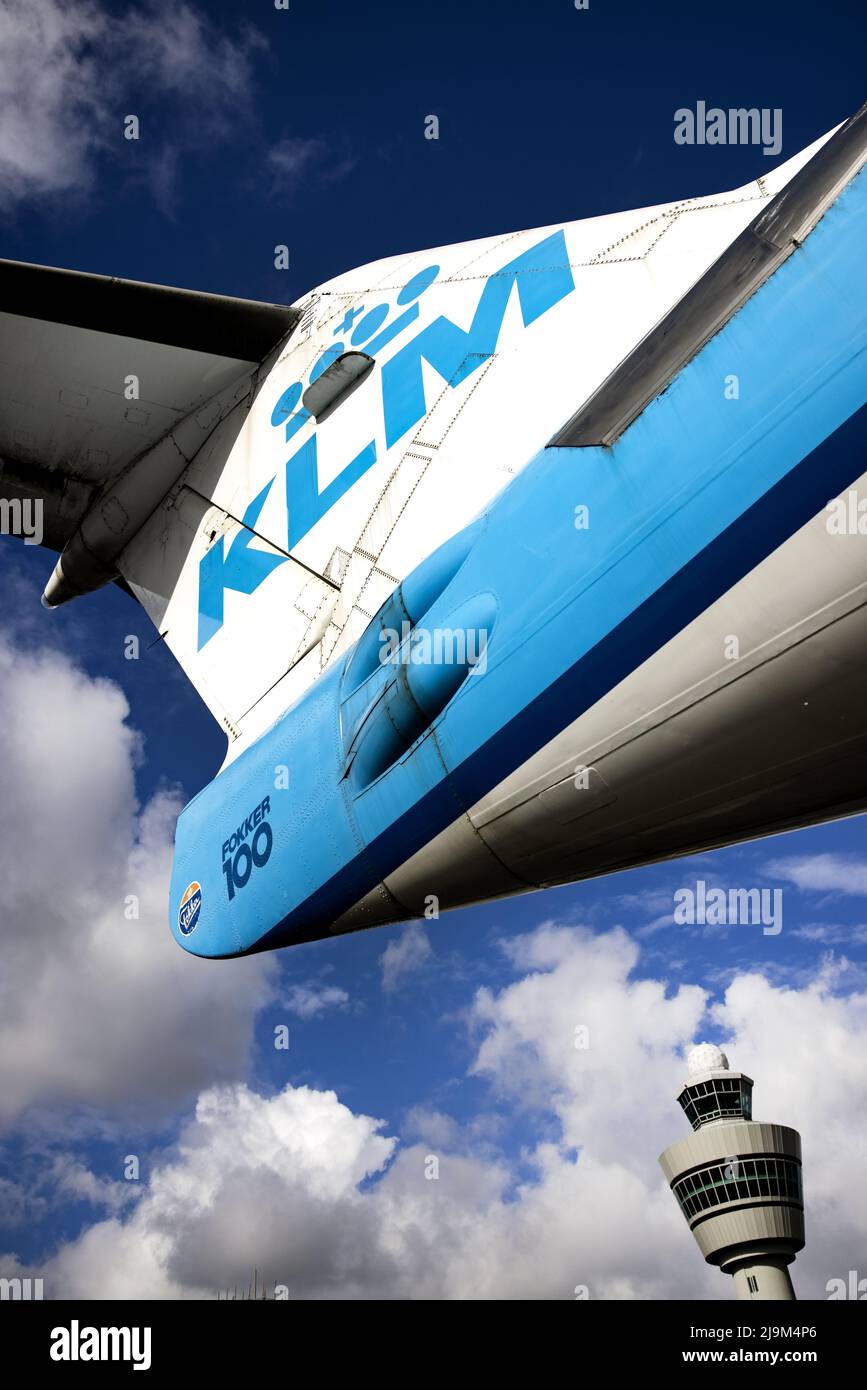 SCHIPHOL, Amsterdam, 2022-05-24 09:31:15 SCHIPHOL - ein alter Fokker 100, ein KLM-Flugzeug, auf der Panoramaterrasse in Schiphol. Der Luftfahrtkonzern Air France-KLM will mit der Emission von Aktien fast 2,3 Milliarden Euro aufbringen, um die während der Corona-Krise erhaltenen staatlichen Beihilfen schneller zurückzuzahlen und seine Bilanz zu stärken. ANP RAMON VAN FLYMEN niederlande Out - belgien Out Stockfoto