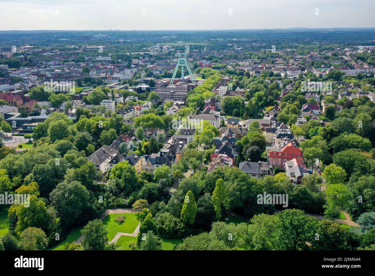 Bochum, Nordrhein-Westfalen, Deutschland - Blick auf die Stadt Bochum mit dem Zeche-Turm des Deutschen Bergbaumuseums in der Bochumer Innenstadt. Vor dem Hotel Stockfoto