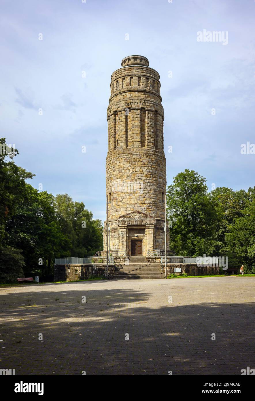 Bochum, Nordrhein-Westfalen, Deutschland - Stadtpark Bochum mit dem Bismarckturm, einem 33 Meter hohen Turm aus Ruhrsandstein, der 1910 eingeweiht wurde. Der Stockfoto