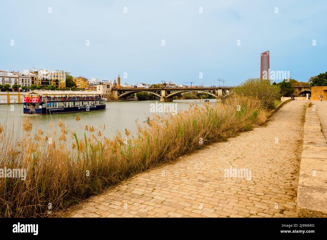 Ein Boot entlang des Guadalquivir-Flusses - Sevilla, Spanien Stockfoto