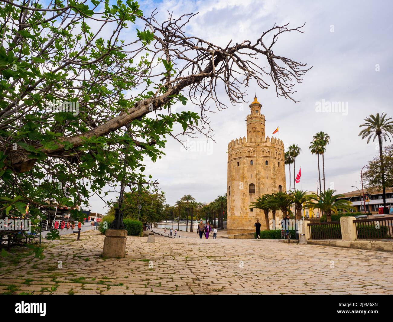 Der 13.. Jahrhundert dodekagonale militärische Wachturm Torre del Oro (Turm des Goldes) - Sevilla, Spanien Stockfoto