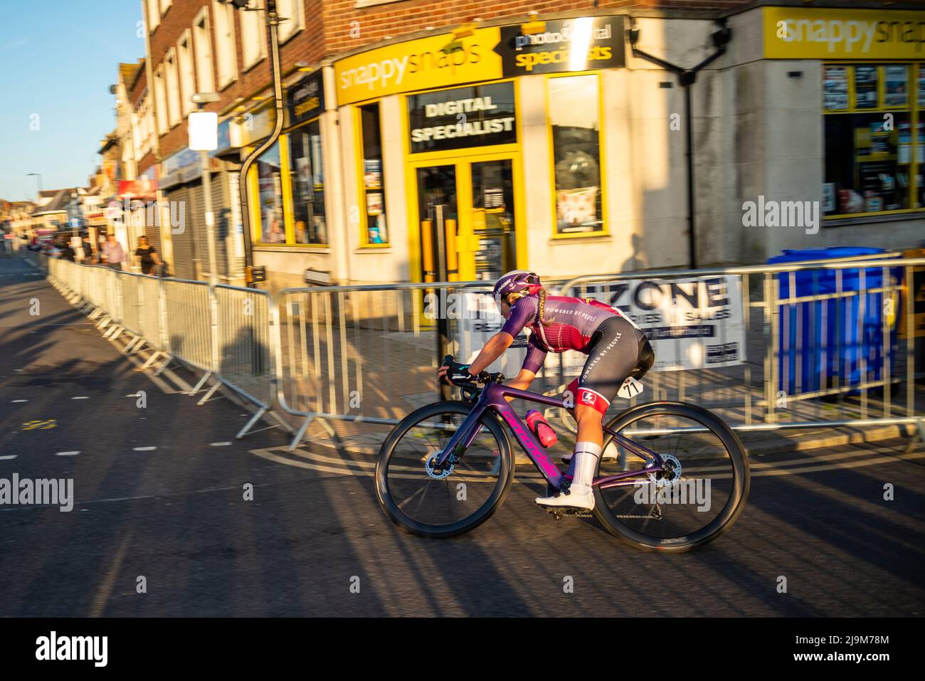 Frankie Hall of Loughborough Blitzrennen beim Rennen der Sportsbreaks Tour Series in Clacton on Sea, Essex, Großbritannien. Kriterium Straßenrennen Stockfoto