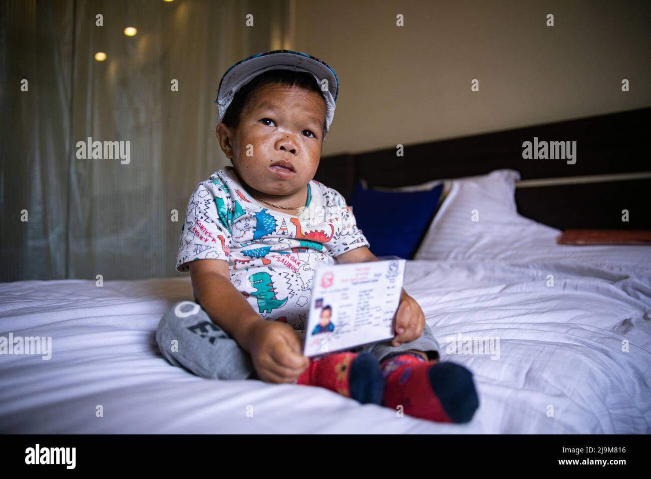 Kathmandu, Nepal. 24.. Mai 2022. Dor Bahadur Khapangi (18 Jahre) zeigt seinen Staatsbürgerausweis, bevor er ein offizielles Guinness-Weltrekord-Zertifikat als kürzester Teenager in Kathmandu erhält. Er wurde am 14.. November 2004 geboren, Khapangi misst durchschnittlich 73,43 cm (2 ft 4,9 inches). Kredit: SOPA Images Limited/Alamy Live Nachrichten Stockfoto