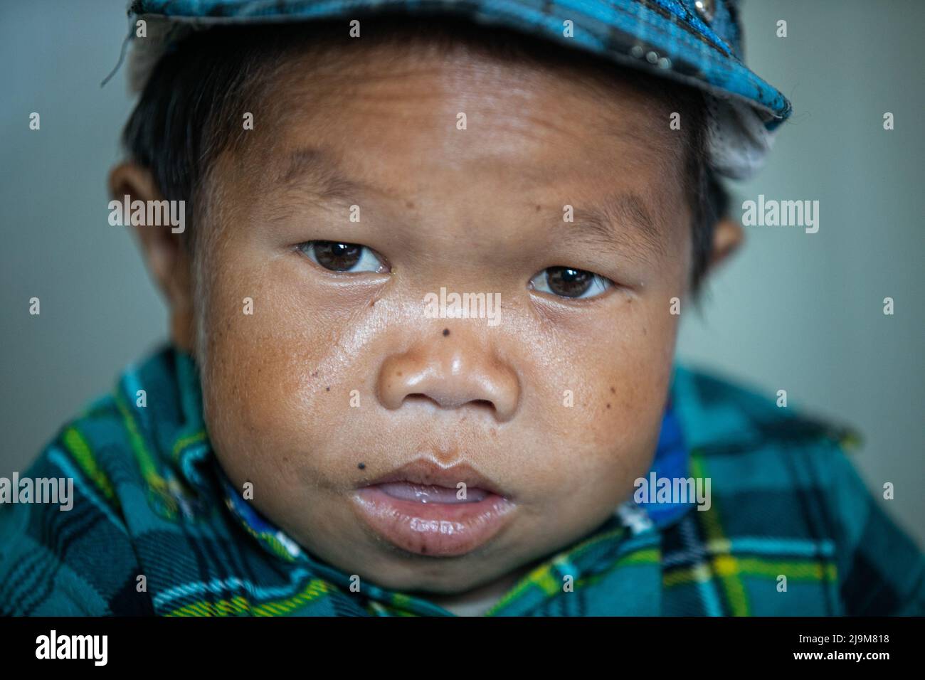 Kathmandu, Nepal. 24.. Mai 2022. Dor Bahadur Khapangi (18 Jahre), der vor dem Erhalt eines offiziellen Guinness-Weltrekordes-Zertifikats als kürzester Teenager in Kathmandu gesehen wurde. Er wurde am 14.. November 2004 geboren, Khapangi misst durchschnittlich 73,43 cm (2 ft 4,9 inches). Kredit: SOPA Images Limited/Alamy Live Nachrichten Stockfoto