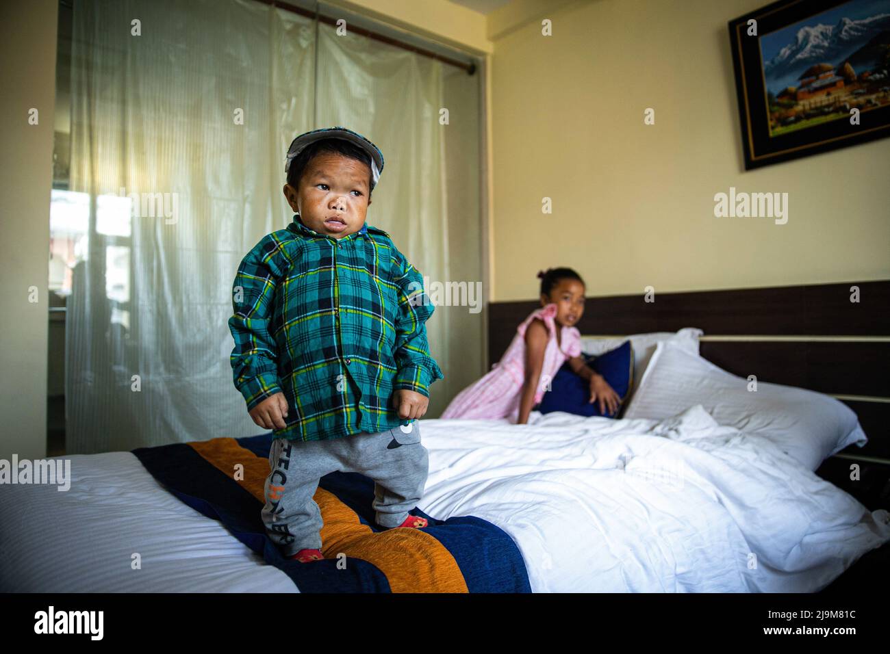 Kathmandu, Nepal. 24.. Mai 2022. Dor Bahadur Khapangi (18 Jahre alt) mit seiner Schwester, die er gesehen hat, bevor er ein offizielles Guinness-Weltrekord-Zertifikat erhielt, weil er der kürzeste Teenager war, der in Kathmandu lebt. Er wurde am 14.. November 2004 geboren, Khapangi misst durchschnittlich 73,43 cm (2 ft 4,9 inches). Kredit: SOPA Images Limited/Alamy Live Nachrichten Stockfoto