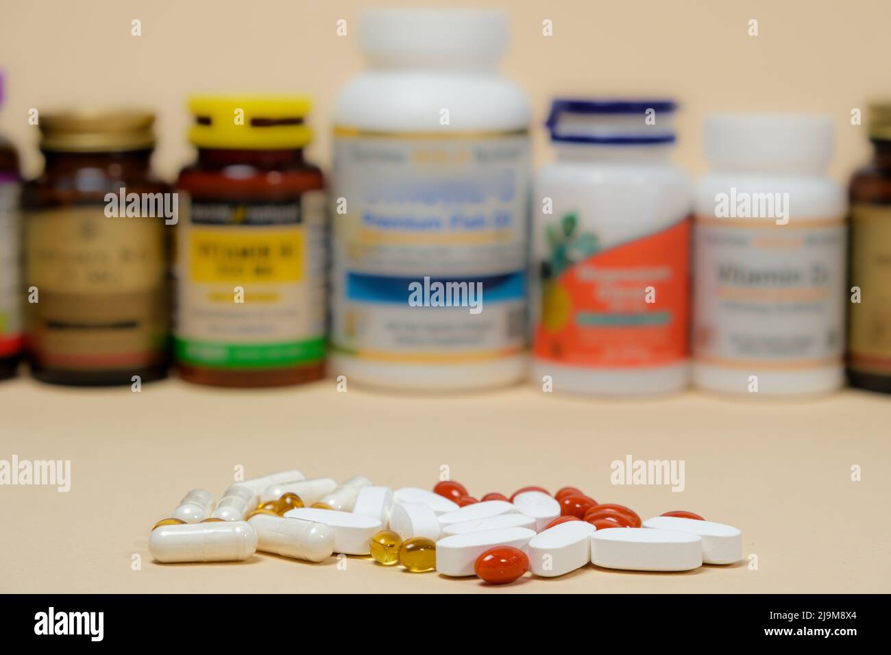 Medikamente oder Nahrungsergänzungsmittel auf beigem Hintergrund und Gläser mit Pillen auf dem Hintergrund. Stockfoto