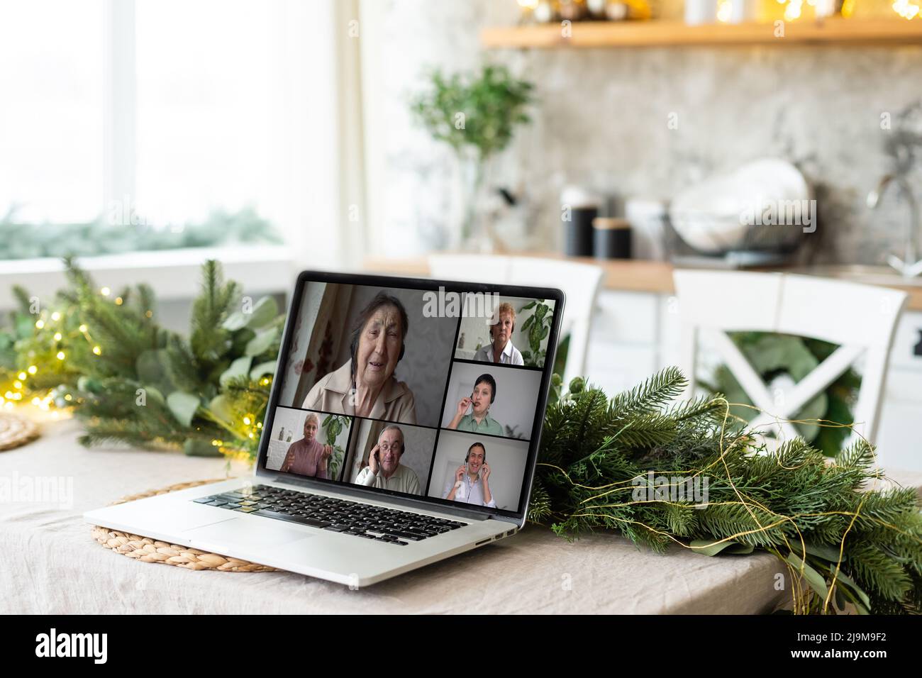 Virtuelles Weihnachtsbaum Meeting Team Telearbeit. Familienvideoanruf Fernkonferenz. Webcam-Bildschirmansicht auf dem Laptop. Das Team trifft sich bei der Arbeit von zu Hause aus Stockfoto