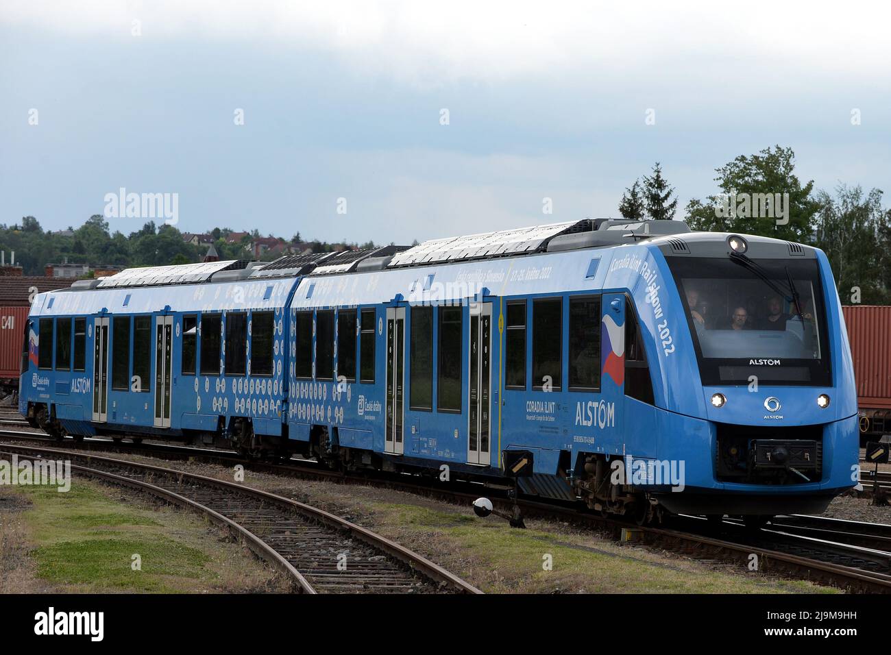 Turnov, Tschechische Republik. 24.. Mai 2022. Coradia iLint von Alstom der Wasserstoffzug der Welt aus dem Jahr 1., der in der Tschechischen Republik vorgestellt wurde. Mit der Einführung des CO2-emissionsfreien Regionalzuges, der eine echte Alternative zur Dieselkraft darstellt, haben wir uns als erste Eisenbahnhersteller der Welt positioniert, die einen Personenzug auf Basis der Wasserstofftechnologie entwickelt haben. Der Coradia iLint ist der weltweit erste Personenzug, der mit einer Wasserstoff-Brennstoffzelle betrieben wird, die elektrische Energie für die Traktion erzeugt. Dieser emissionsfreie Zug erzeugt einen geringen Geräuschpegel, wobei Abgase nur aus Dampf und Kondenswasser entstehen. (C Stockfoto