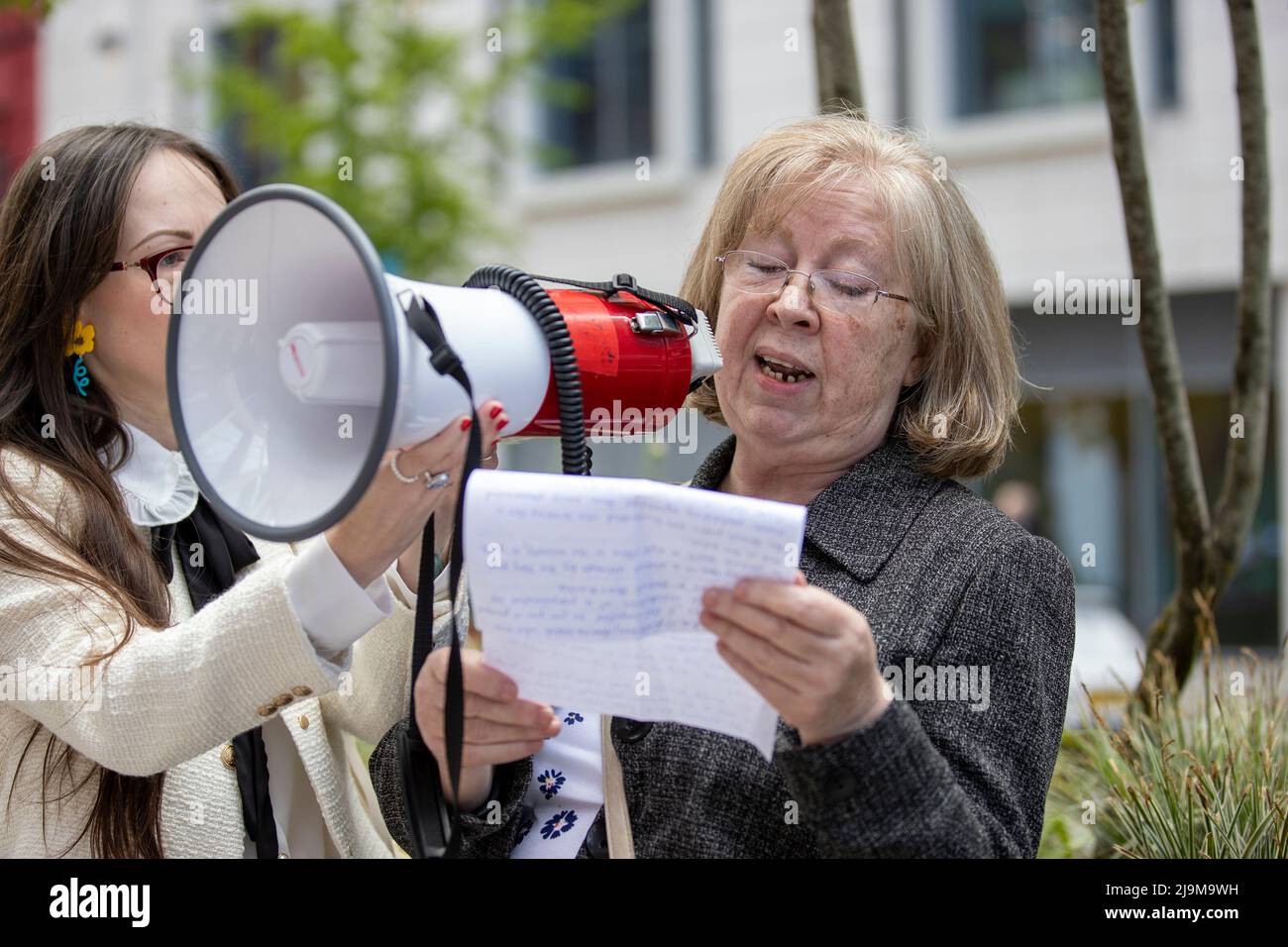Marian Walsh (rechts), dessen Sohn Damien 1993 von der UFF getötet wurde, liest eine Erklärung vor dem britischen Regierungszentrum des nordirischen Büros im Erskine House in Belfast aus Protest gegen die Probleme der britischen Regierung mit dem Altgesetz. Bilddatum: Dienstag, 24. Mai 2022. Stockfoto