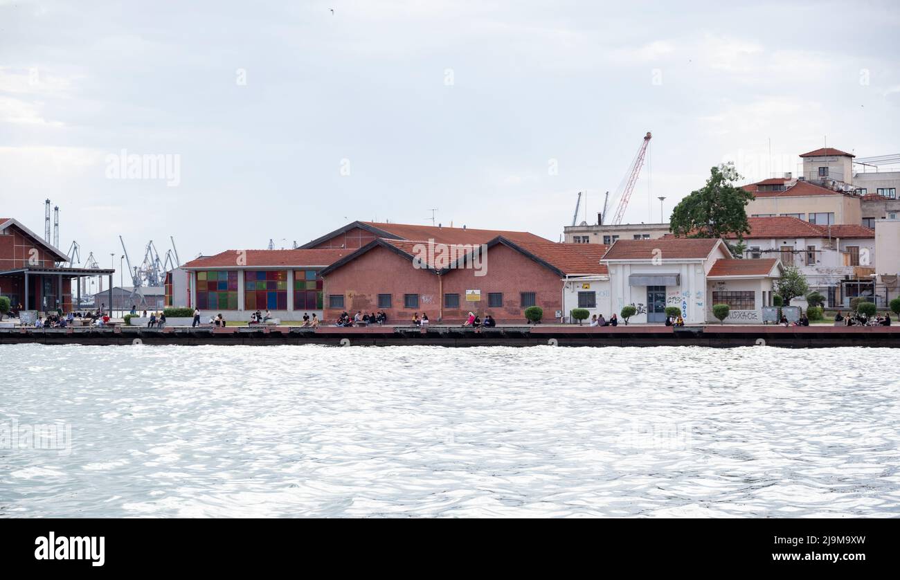 Schöne Aussicht auf den alten Hafen von Thessaloniki gefüllt mit geschäftigen Touristen an einem bewölkten Tag gefangen in der Nähe des Weißen Turms eine berühmte Touristenattraktion. Stockfoto