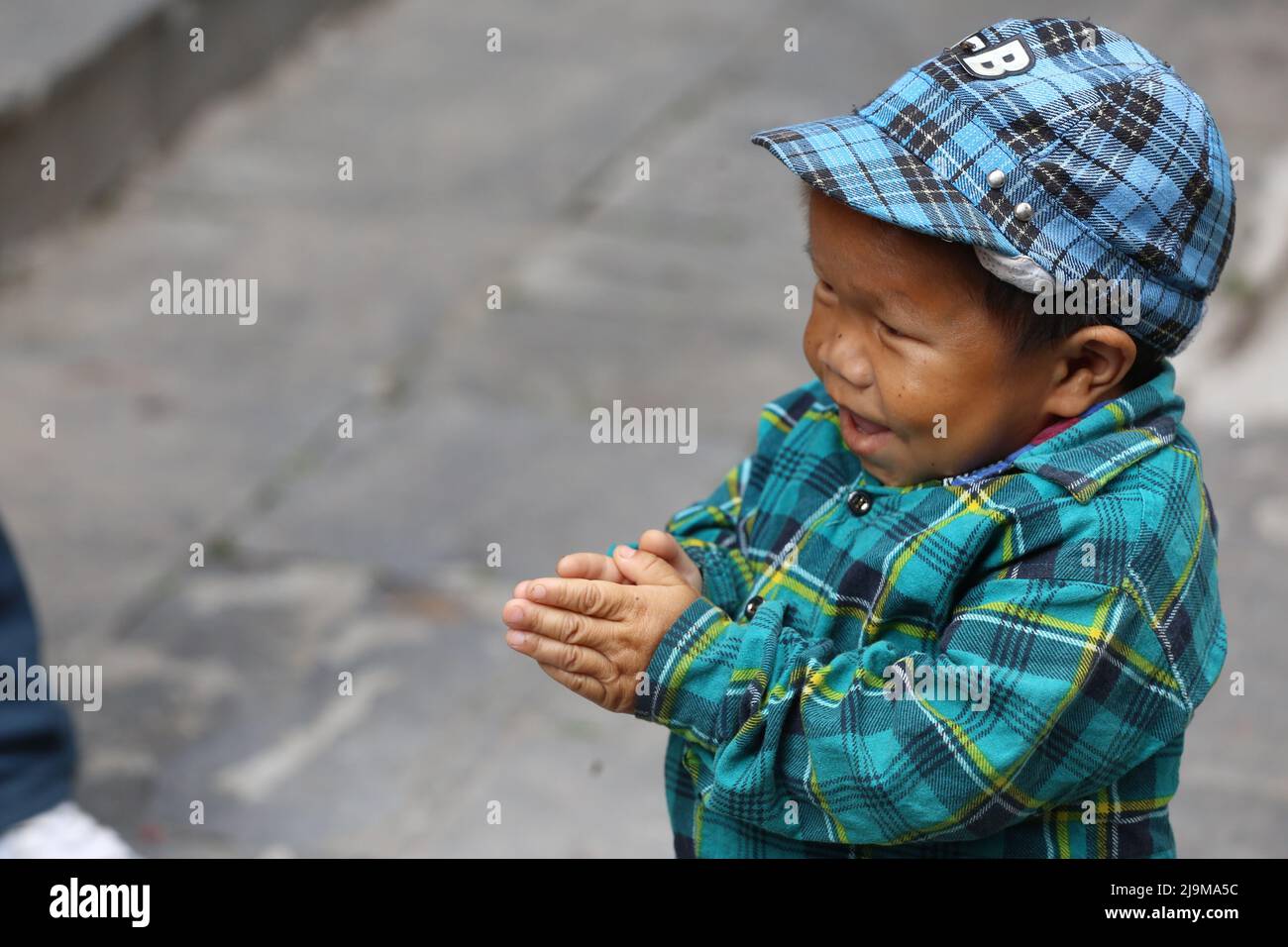 Kathmandu, Nepal. 24.. Mai 2022. Am 24. Mai 2022 in Kathmandu, Nepal. Guinness Weltrekordhalter der kürzesten lebenden Männer im Teenager Dor Bahadur Khapangigreet gegenüber den medienleuten bei der Vorbereitung des nepalesischen Tourismusbüros. Er misst die Khapangi-Höhe und beträgt 73,43 cm (2ft 4,9 Zoll) (Foto: Abhishek Maharjan/Sipa USA) Quelle: SIPA USA/Alamy Live News Stockfoto