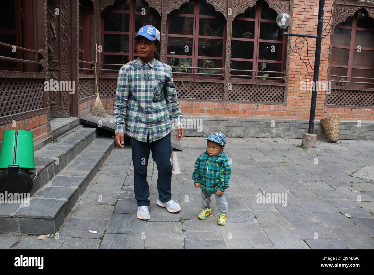 Kathmandu, Nepal. 24.. Mai 2022. Am 24. Mai 2022 in Kathmandu, Nepal. Guinness Weltrekordhalter der kürzesten lebenden Männer ist ein Teenager Dor Bahadur Khapangi, der mit seinem Bruder bei der Vorbereitung des nepalesischen Tourismusbüros ankommt. Er misst die Khapangi-Höhe und beträgt 73,43 cm (2ft 4,9 Zoll) (Foto: Abhishek Maharjan/Sipa USA) Quelle: SIPA USA/Alamy Live News Stockfoto