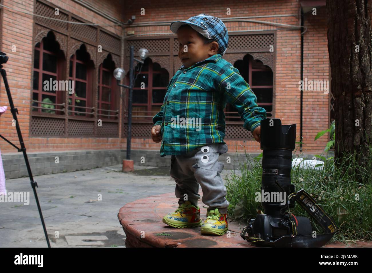 Kathmandu, Nepal. 24.. Mai 2022. Am 24. Mai 2022 in Kathmandu, Nepal. Guinness Weltrekordhalter der kürzesten lebenden Männer ist ein Teenager, Dor Bahadur Khapangisteht neben der Kamera, während er für das Foto auf der Premesis des Nepal Tourism Board Office posiert. Er misst die Khapangi-Höhe und beträgt 73,43 cm (2ft 4,9 Zoll) (Foto: Abhishek Maharjan/Sipa USA) Quelle: SIPA USA/Alamy Live News Stockfoto