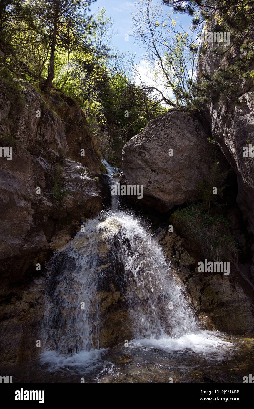 Malerische Wasserfälle im Orlias-Bach in der Region des Olymp, die bei Dion Greece gefangen wurden. Kette von kleinen Wasserfällen beliebt zum Schwimmen. Stockfoto